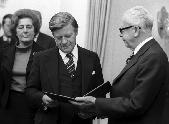 Der deutsche Bundespräsident Gustav Heinemann gibt Helmut Schmidt 1974 die Ernennungsurkunde zum deutschen Bundeskanzler. Was gehört zu den Aufgaben des deutschen Bundespräsidenten?